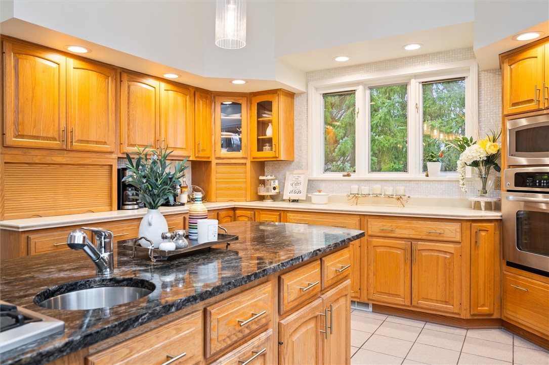 13 Shingle Mill Road Irondequoit, NY 14609 - Photo 17 of 50 Light and bright kitchen!