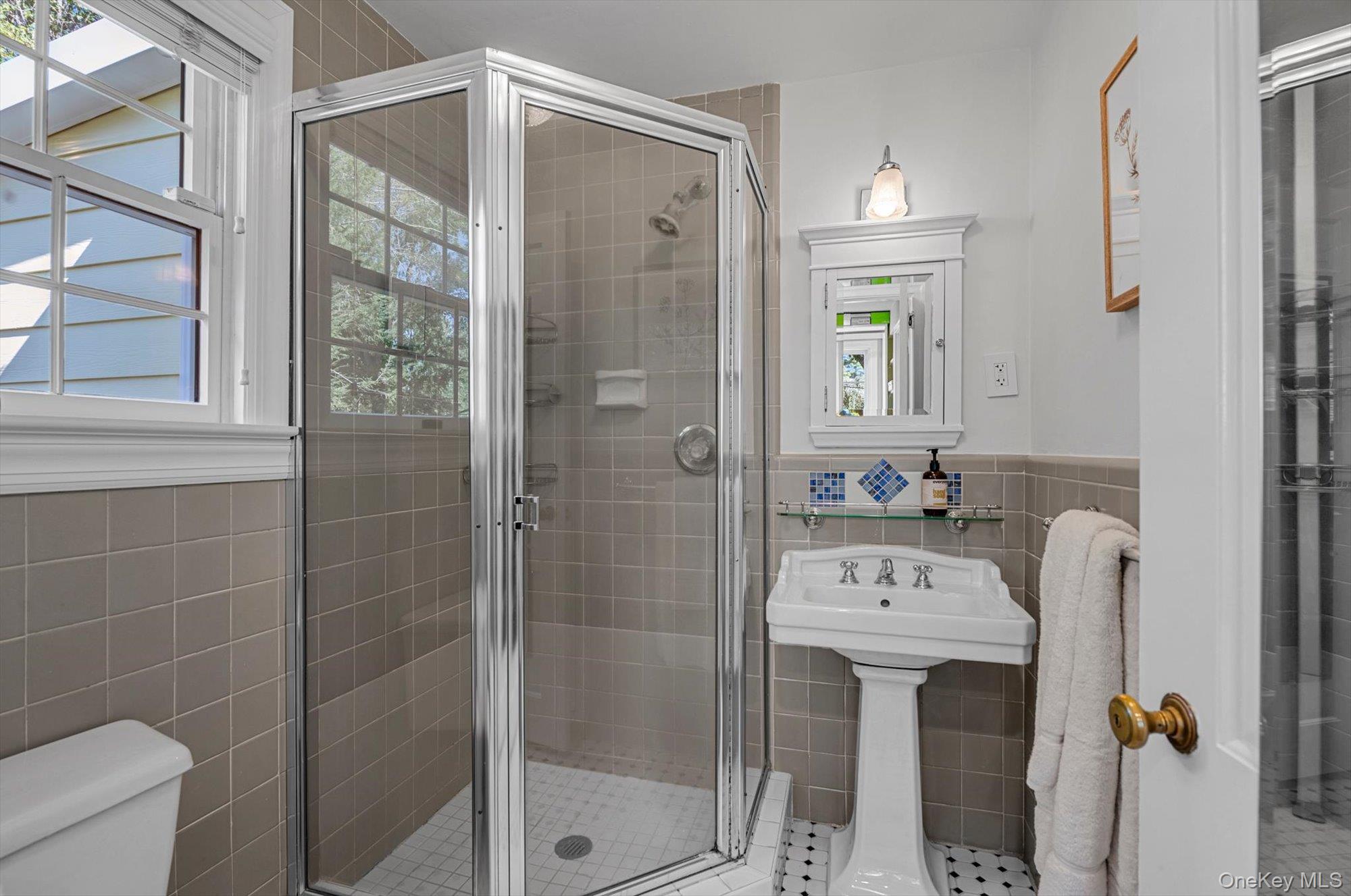 86 Summit Road Port Washington, NY 11050 - Photo 22 of 27 Gallery Image 22