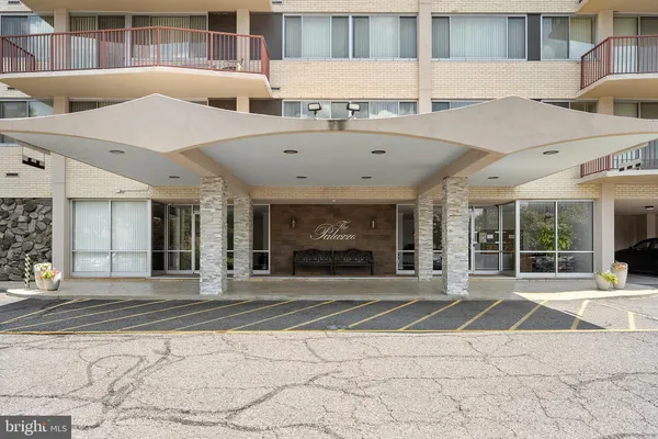 $1,700 | 5353 Columbia Pike, Unit 607, Arlington, VA 22204