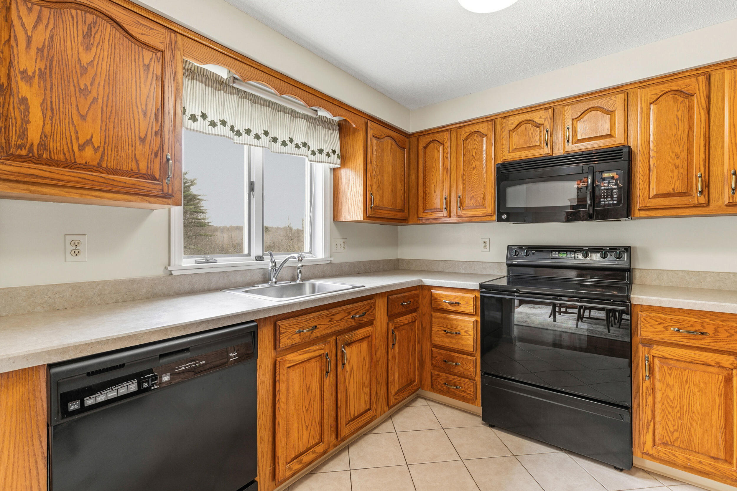 13 Colonial Way, Unit 13 Auburn, ME 04210 - Photo 8 of 24 Kitchen