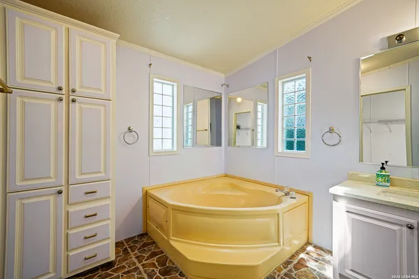 $369,000 | 1427 Elmhurst Drive, Lakehills, TX 78063