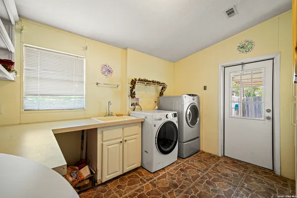 $369,000 | 1427 Elmhurst Drive, Lakehills, TX 78063
