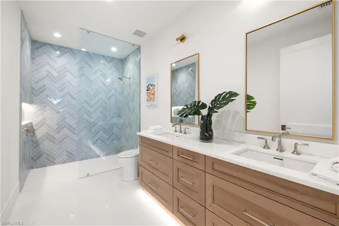 $10,500,000 | 575 13th Avenue South, Naples, FL 34102