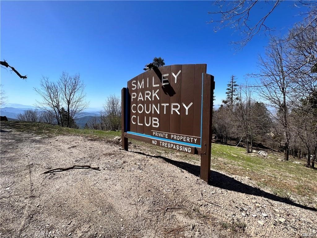 a view of a sign board with yard