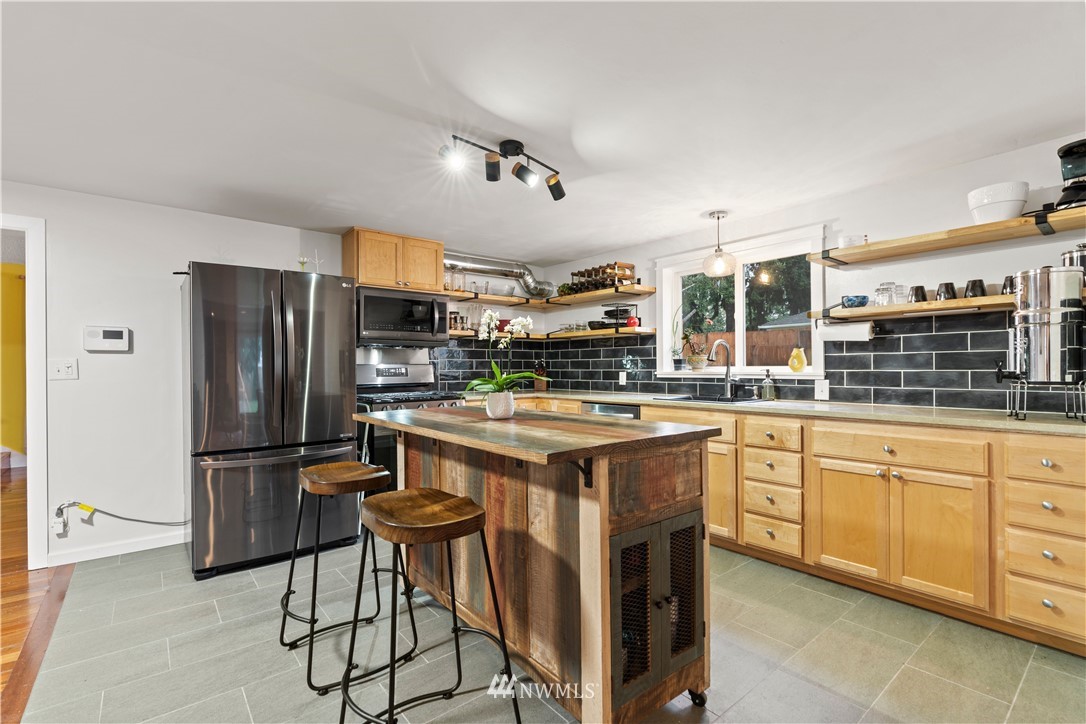 419 Southwest 126th Street Seattle, WA 98146 - Photo 3 of 18 Gallery Image 3