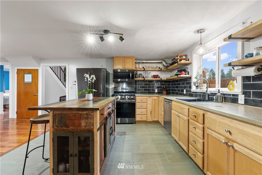 419 Southwest 126th Street Seattle, WA 98146 - Photo 4 of 18 Gallery Image 4