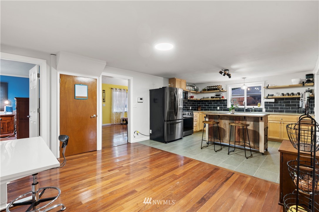 419 Southwest 126th Street Seattle, WA 98146 - Photo 5 of 18 Gallery Image 5