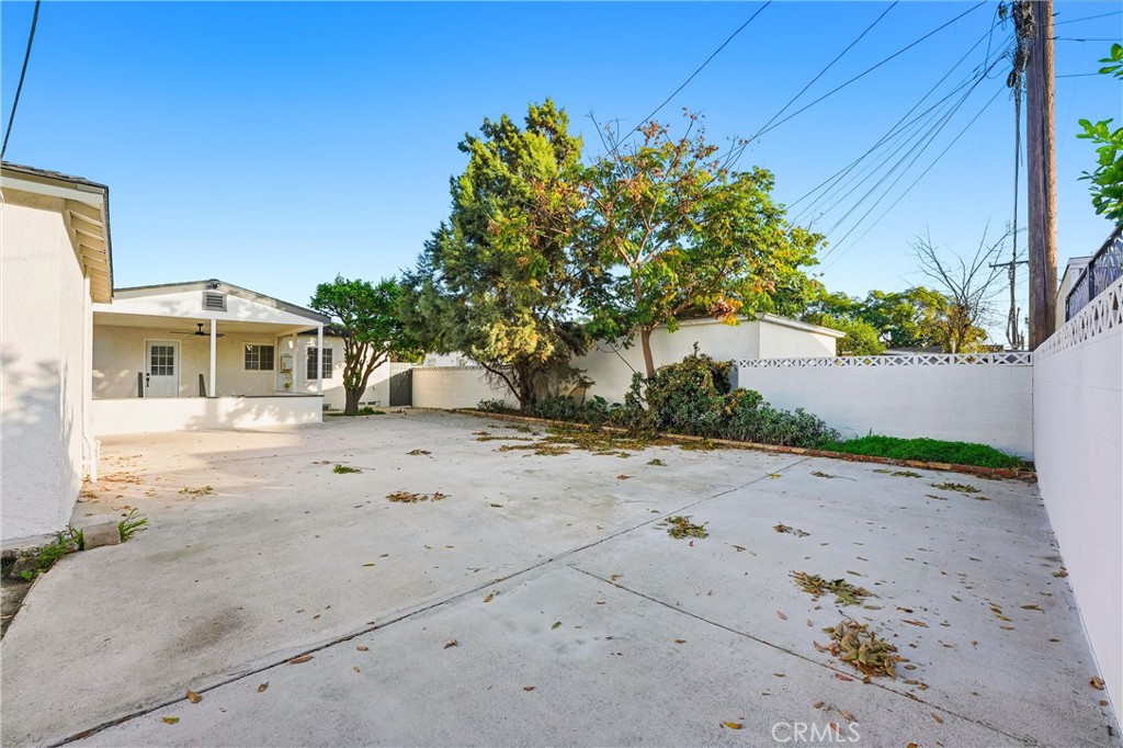 2835 Delta Avenue Long Beach, CA 90810 - Photo 23 of 29 a front view of a house with a yard
