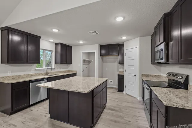 $439,750 | 149 Sylas Hayes Loop, Pleasanton, TX 78064