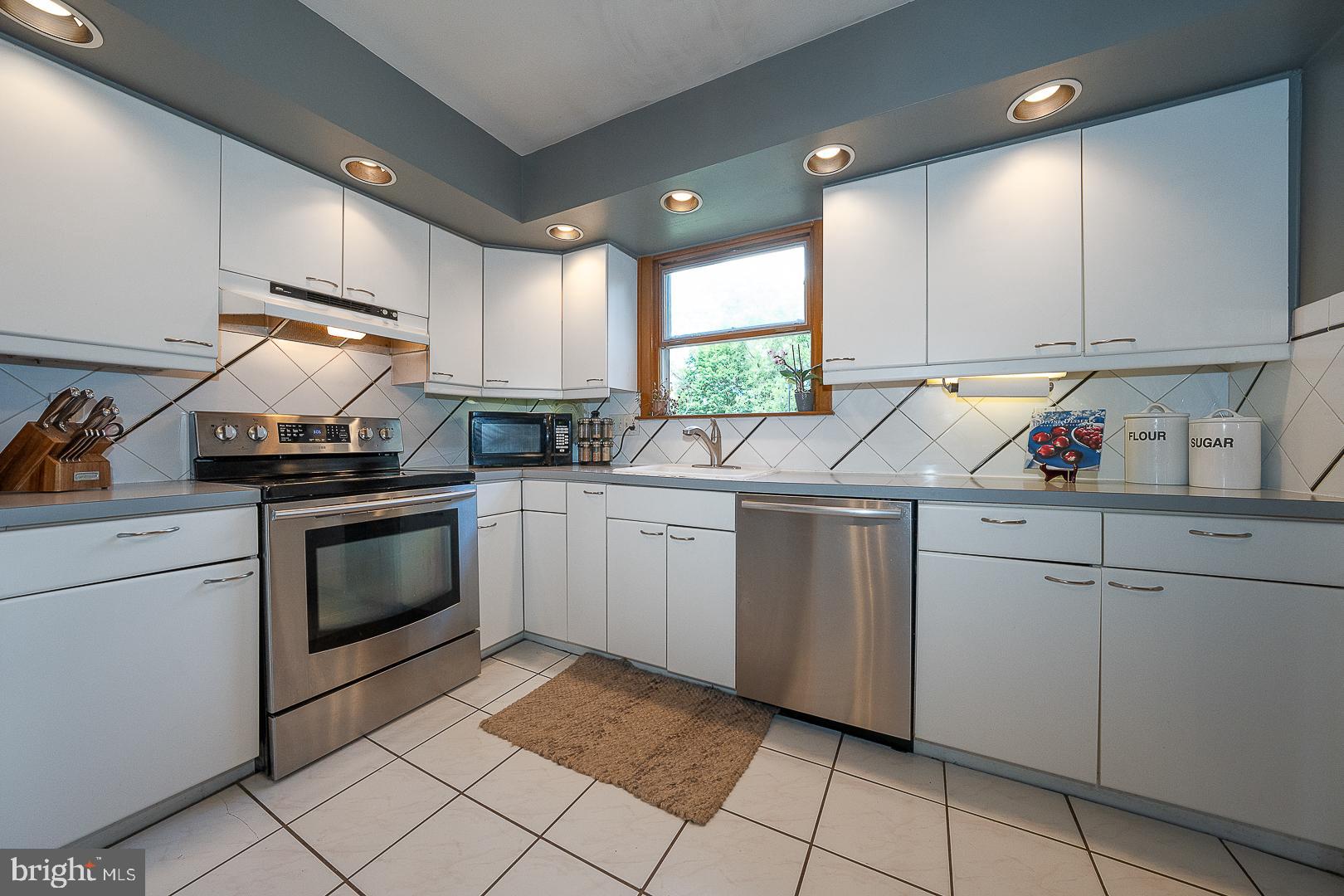 24 Brimfield Road Audubon, PA 19403 - Photo 7 of 33 Kitchen w/SS appliances