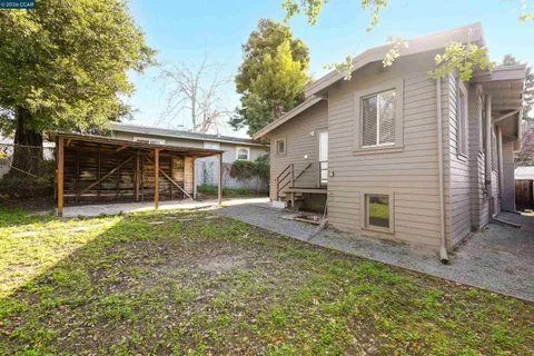 a view of a house with backyard