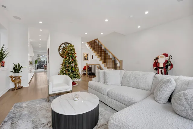 $1,650,000 | 1533 West Barry Avenue, Unit 2, Chicago, IL 60657