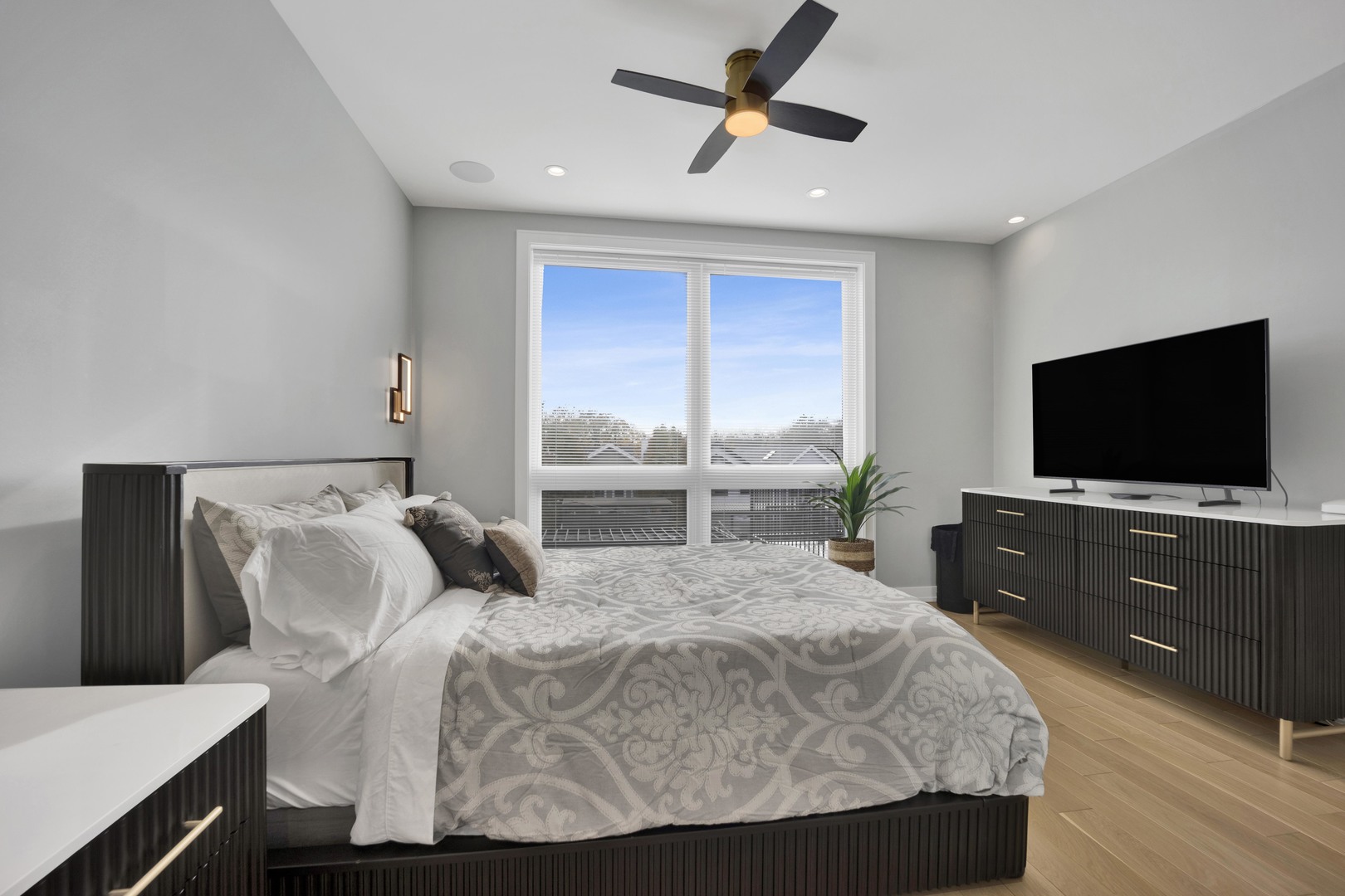 1533 West Barry Avenue, Unit 2 Chicago, IL 60657 - Photo 14 of 31