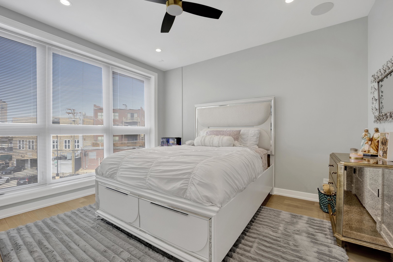 1533 West Barry Avenue, Unit 2 Chicago, IL 60657 - Photo 18 of 31