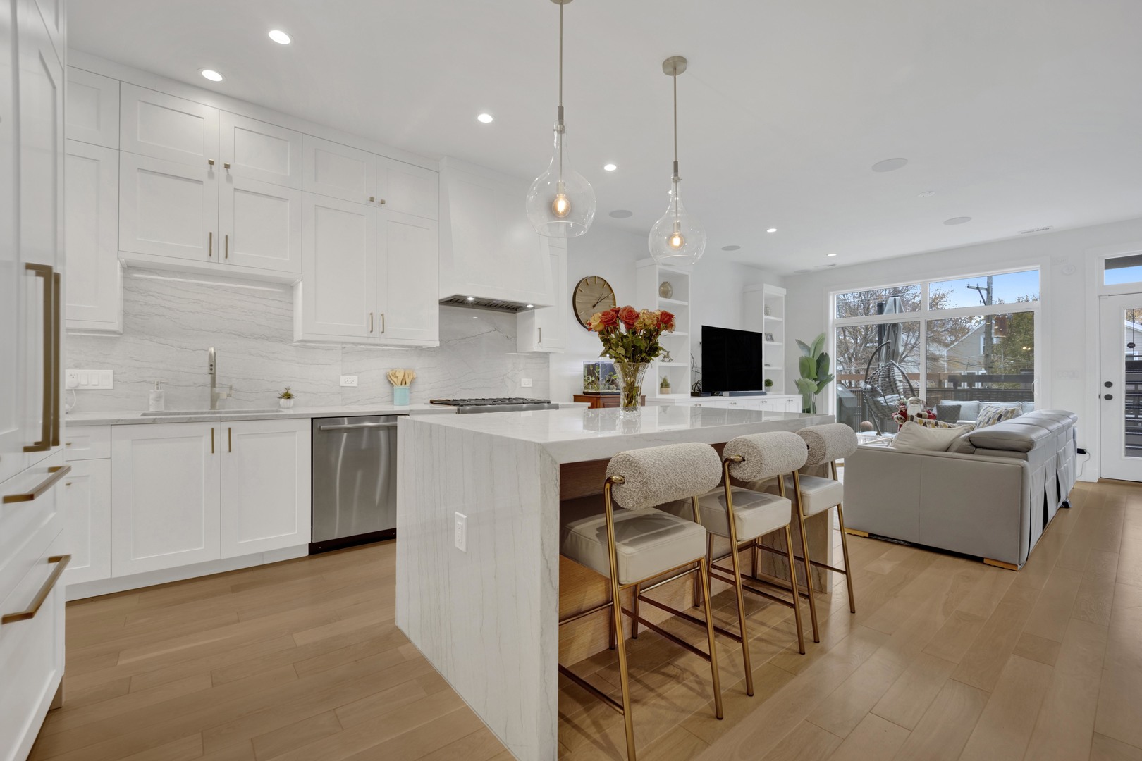 1533 West Barry Avenue, Unit 2 Chicago, IL 60657 - Photo 2 of 31