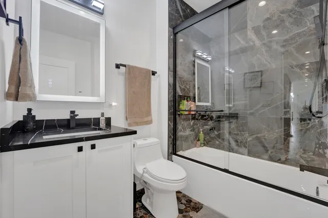 $1,650,000 | 1533 West Barry Avenue, Unit 2, Chicago, IL 60657