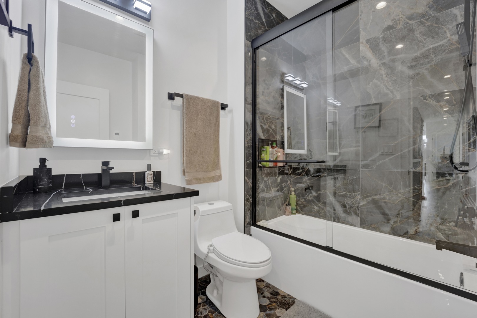 1533 West Barry Avenue, Unit 2 Chicago, IL 60657 - Photo 22 of 31