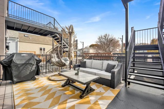 $1,650,000 | 1533 West Barry Avenue, Unit 2, Chicago, IL 60657