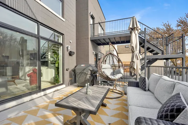 $1,650,000 | 1533 West Barry Avenue, Unit 2, Chicago, IL 60657