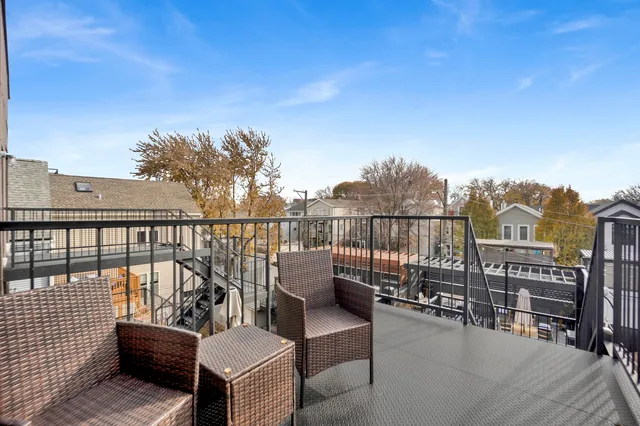 $1,650,000 | 1533 West Barry Avenue, Unit 2, Chicago, IL 60657