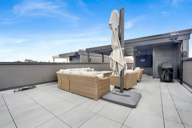 $1,650,000 | 1533 West Barry Avenue, Unit 2, Chicago, IL 60657