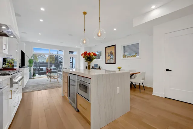 $1,650,000 | 1533 West Barry Avenue, Unit 2, Chicago, IL 60657