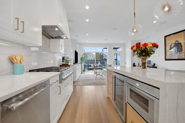 $1,650,000 | 1533 West Barry Avenue, Unit 2, Chicago, IL 60657