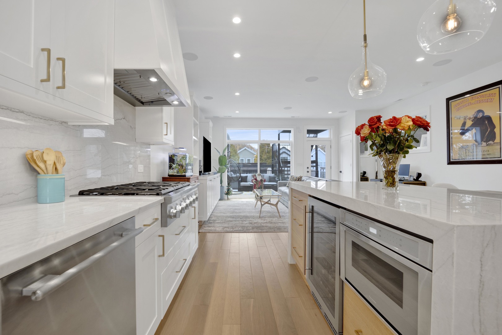 1533 West Barry Avenue, Unit 2 Chicago, IL 60657 - Photo 4 of 31