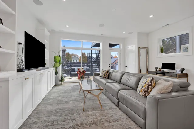 $1,650,000 | 1533 West Barry Avenue, Unit 2, Chicago, IL 60657