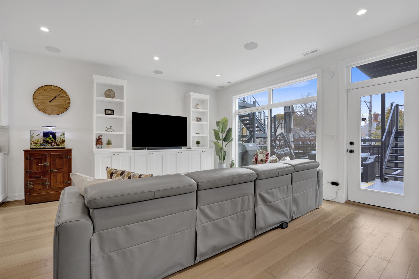 1533 West Barry Avenue, Unit 2 Chicago, IL 60657 - Photo 8 of 31