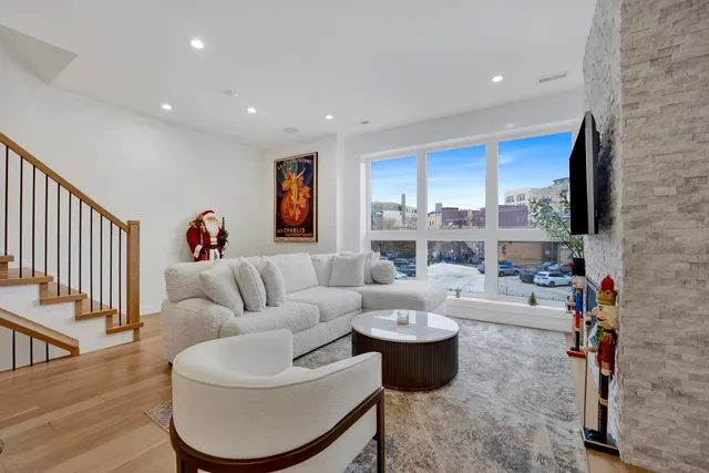 $1,650,000 | 1533 West Barry Avenue, Unit 2, Chicago, IL 60657