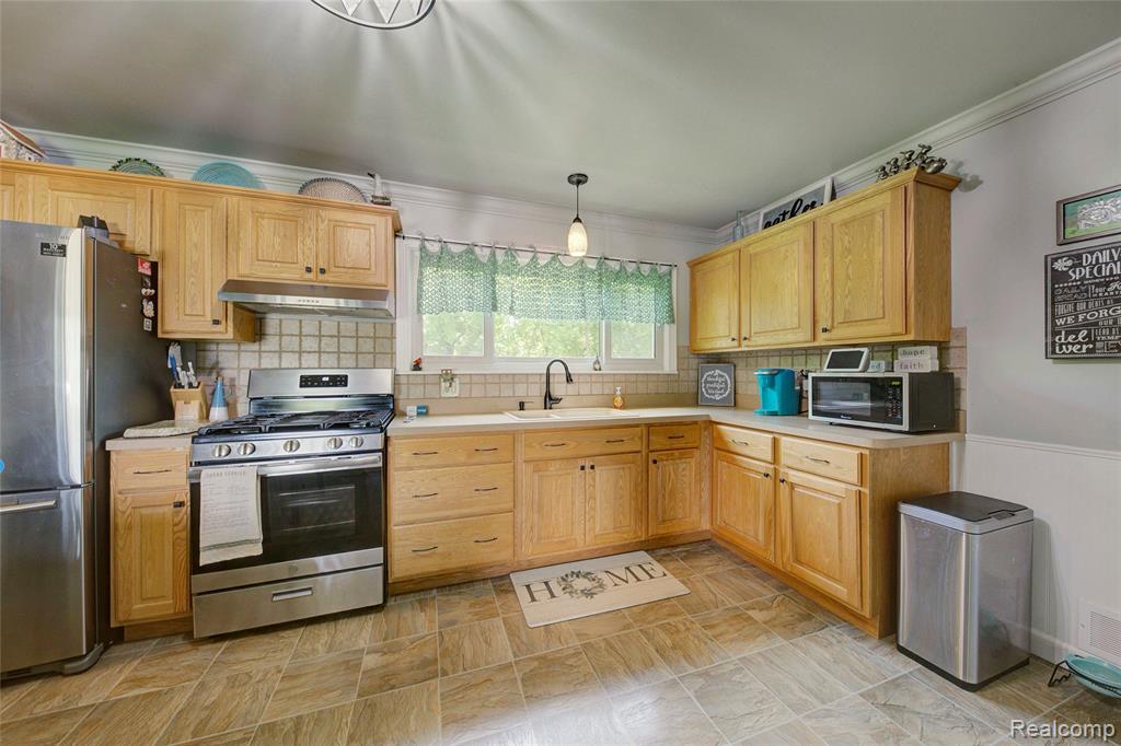 2470 East Highland Road Howell, MI 48843 - Photo 7 of 23