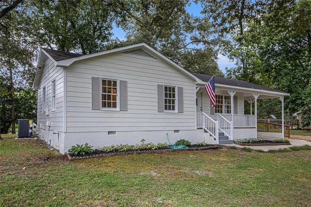 a view of a house with a yard