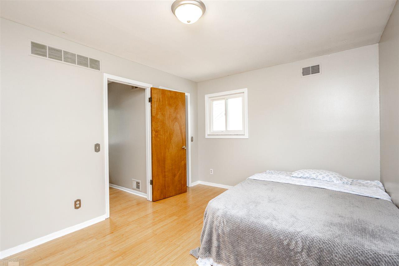 21737 River Road Grosse Pointe, MI 48236 - Photo 39 of 53 50025521-40.JPG