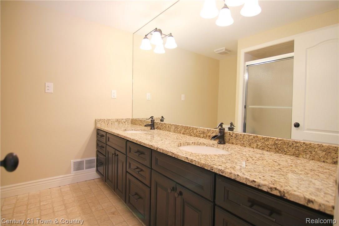 241 Strathmore Road Bloomfield Hills, MI 48304 - Photo 29 of 39 Strathmore Rd Upper Full Bath.jpg