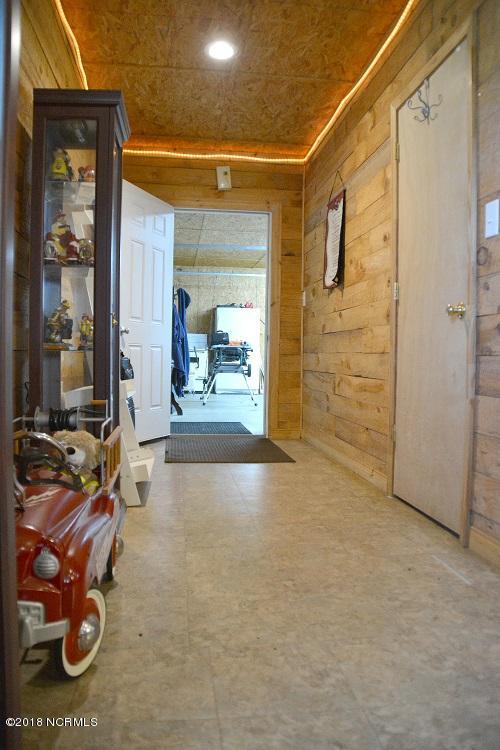 3480 Edmond Matthis Road Clinton, NC 28328 - Photo 32 of 35 18-Hallway