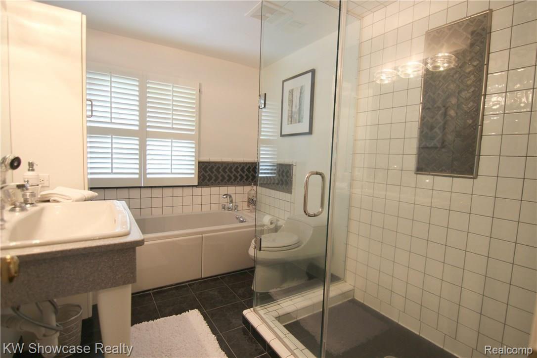 1420 North Livernois Road Rochester, MI 48306 - Photo 32 of 39 Full Bath.jpg