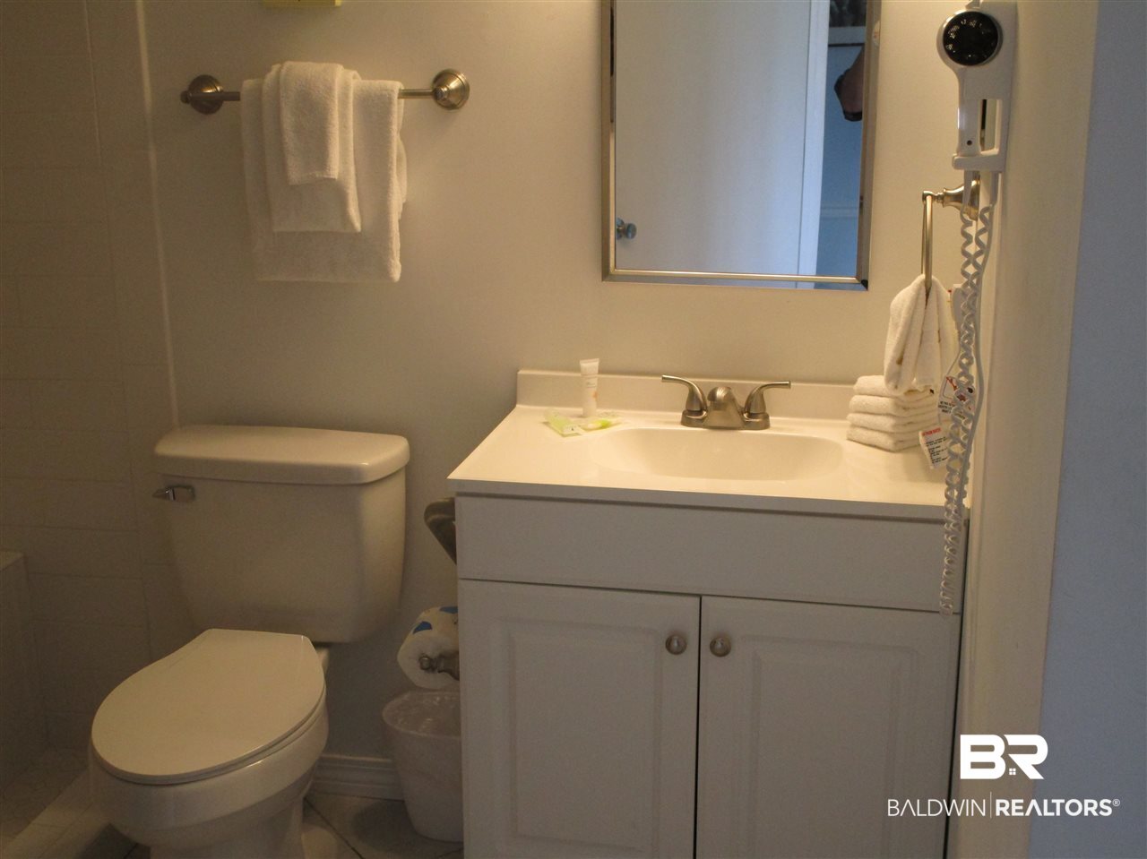 497 Plantation Road, Unit 1138 Gulf Shores, AL 36542 - Photo 12 of 15 Guest Bathroom