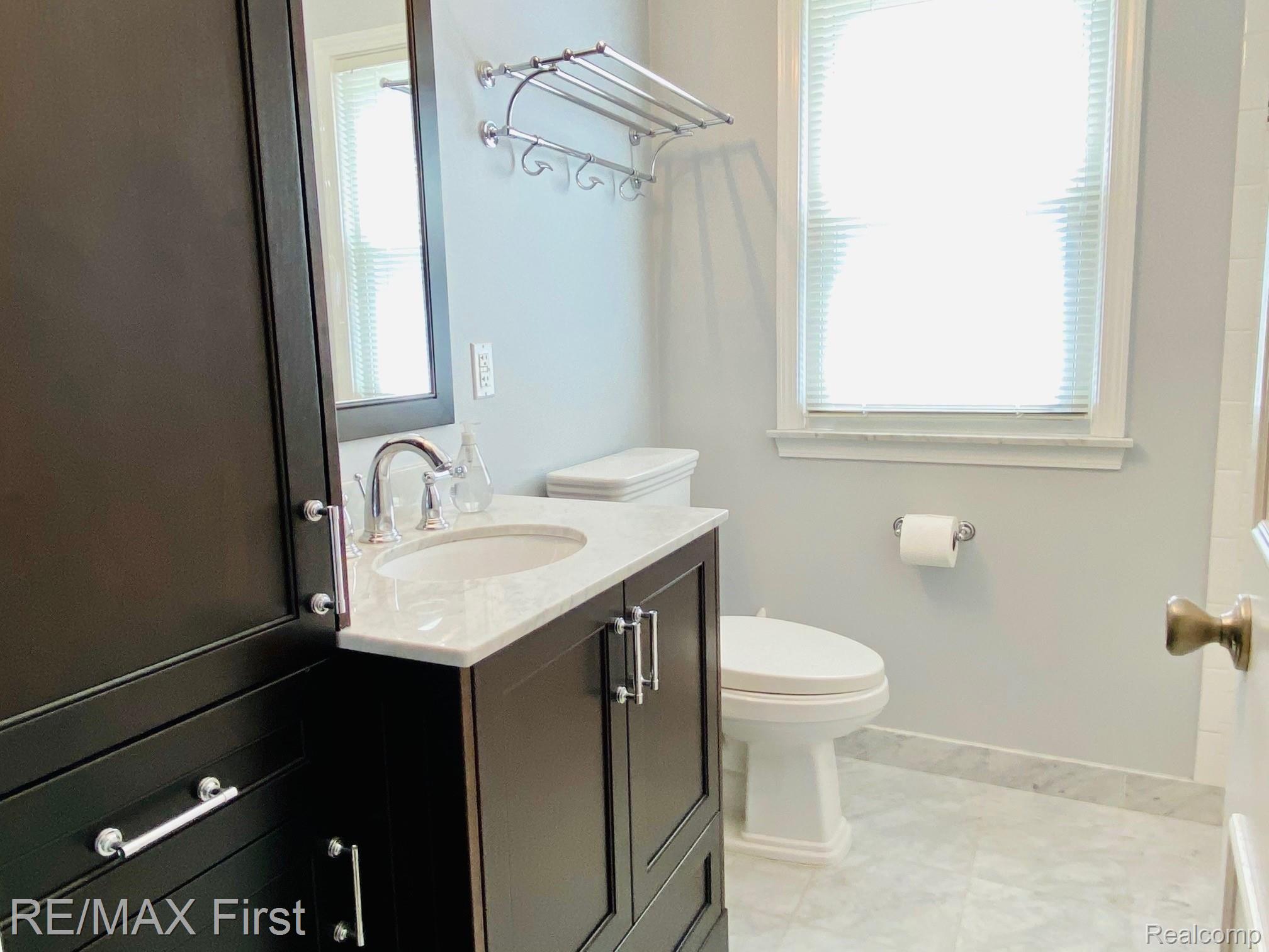 4600 Chicago Road Warren, MI 48092 - Photo 19 of 43 First Floor Full Bath