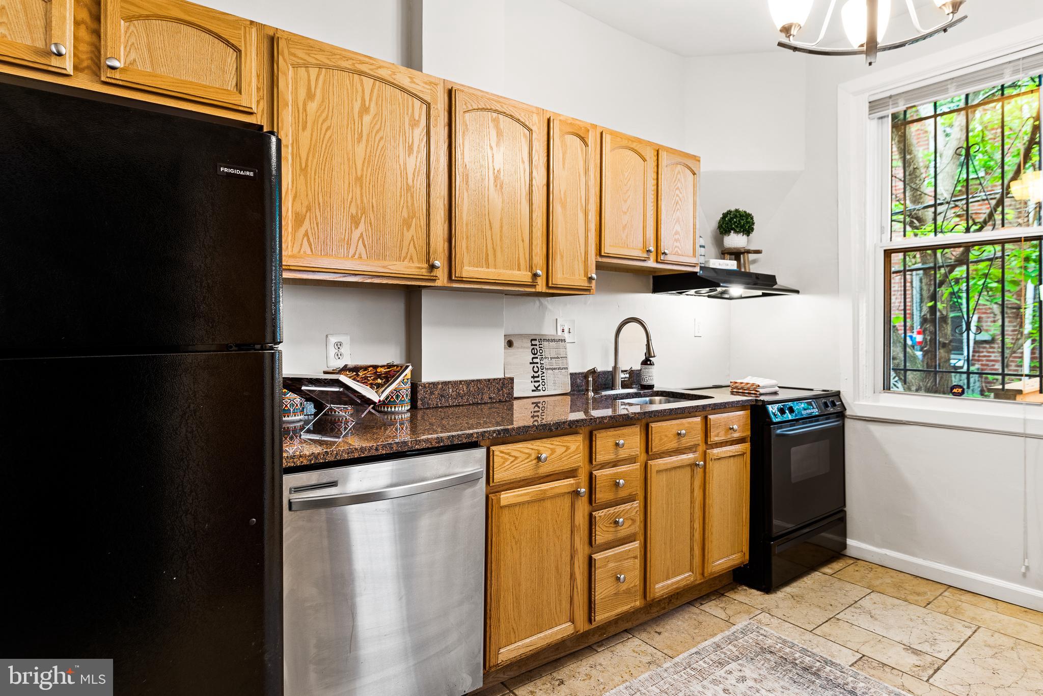 727 Gresham Place Northwest Washington, DC 20001 - Photo 9 of 32