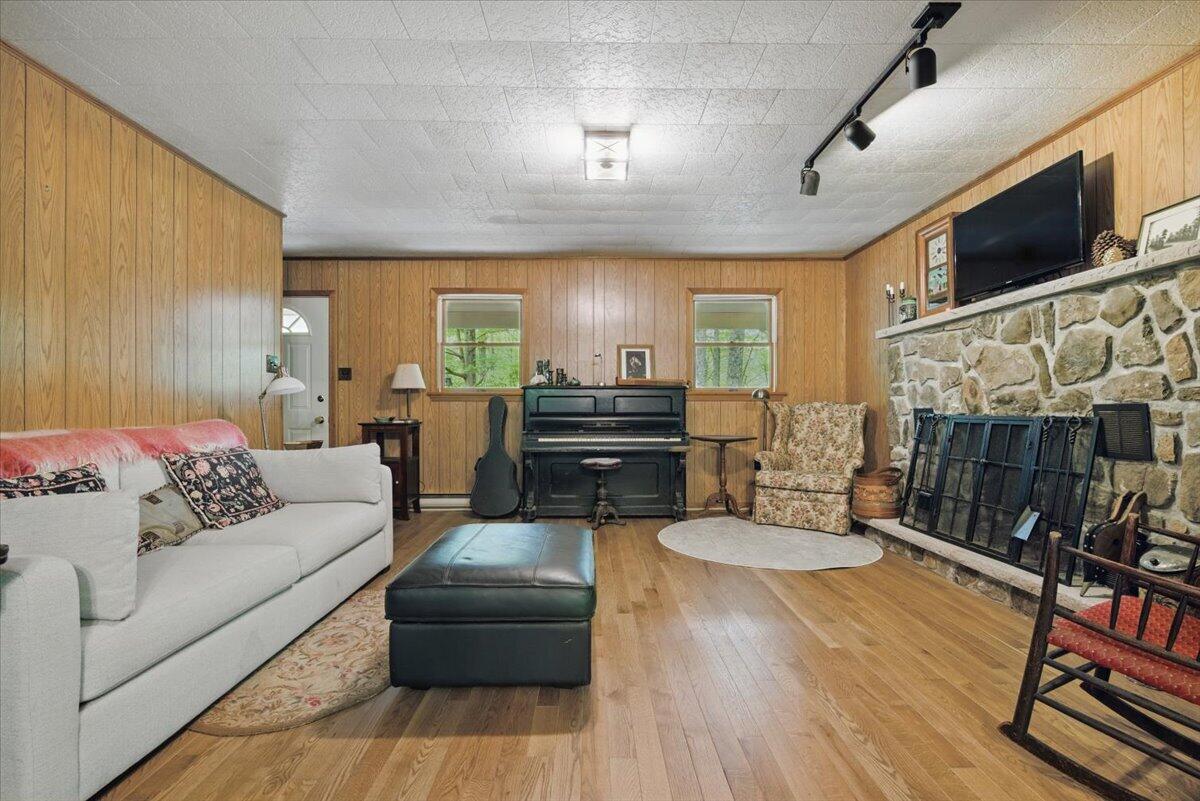 2147 Gravel Road Canadensis, PA 18325 - Photo 2 of 57 07-Photo_018