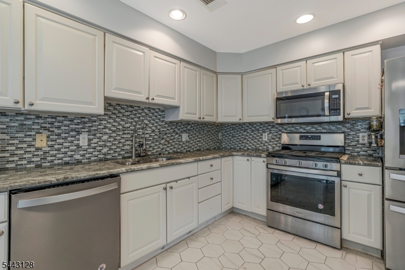 262 Marcia Way Bridgewater, NJ 08807 - Photo 12 of 40