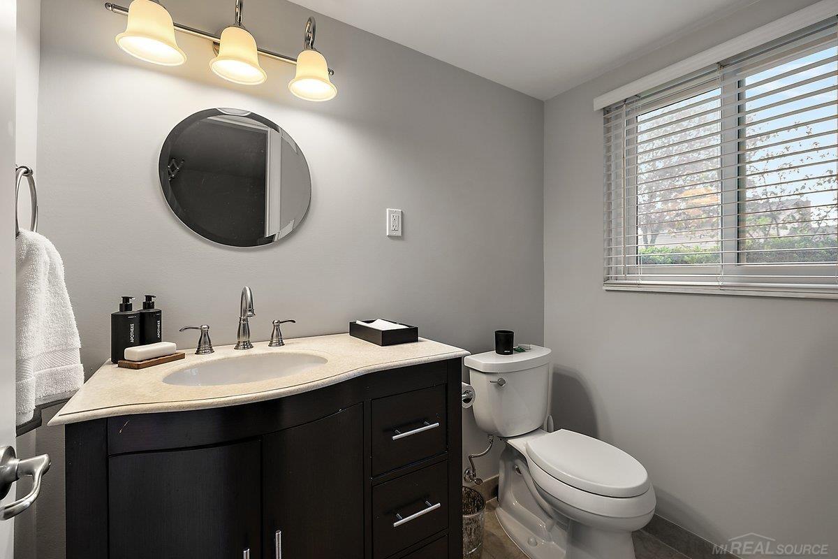 939 Ballantyne Road Grosse Pointe, MI 48236 - Photo 18 of 35 50175159-BB56192D-CC26-40FE-8BD4-6C621BDC7D20.JPG