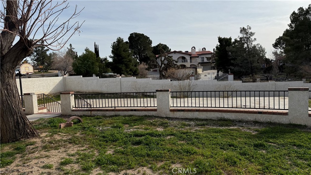 13116 Rincon Road Apple Valley, CA 92308 - Photo 47 of 62 a balcony with a garden