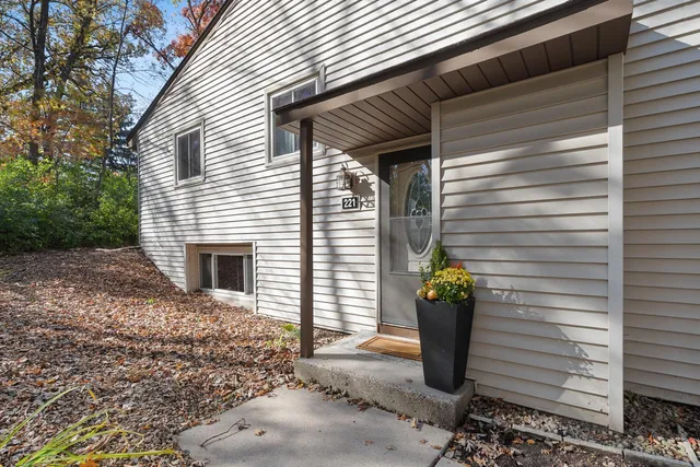 $325,000 | 221 River Woods Lane, Burnsville, MN 55337