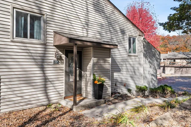 $325,000 | 221 River Woods Lane, Burnsville, MN 55337