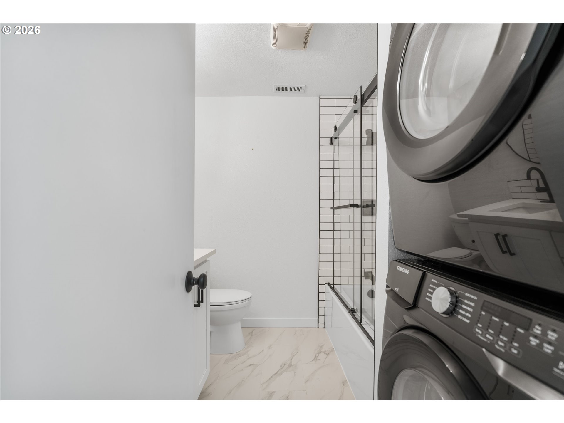 602 South Vermont Street Portland, OR 97219 - Photo 13 of 46 a bathroom with a toilet a sink and mirror