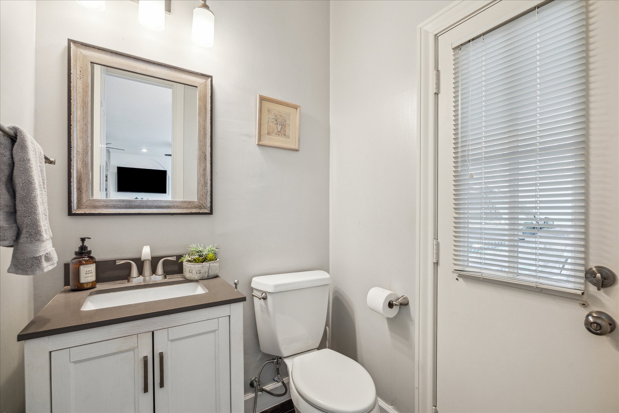 13627 Ashley Run Houston, TX 77077 - Photo 15 of 30 a bathroom with a toilet a sink and mirror
