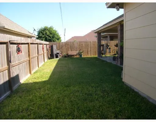 a view of a back yard