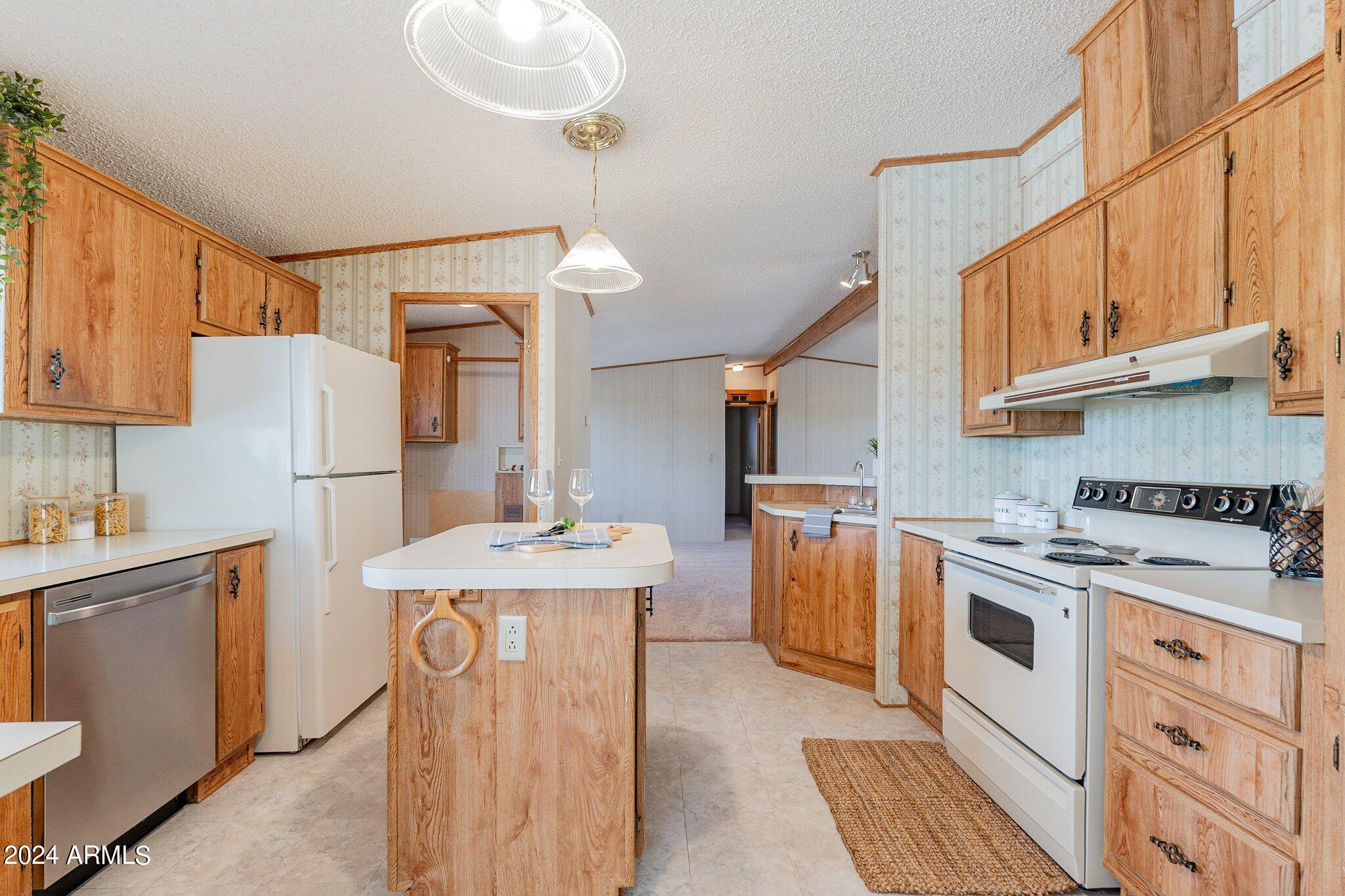 8945 North Page Road Florence, AZ 85132 - Photo 13 of 37 Kitchen
